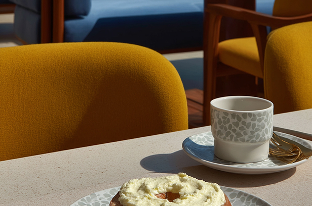 Wielkanocny brunch: 3 pomysły na elegancką aranżację stołu na niezapomniane święta